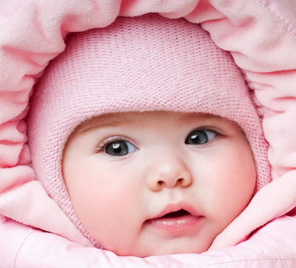 Baby in een roze hoed — Stockfoto