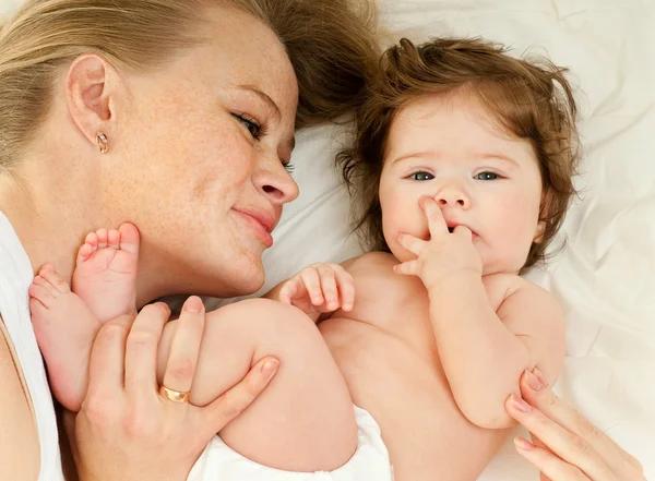 Glückliche Familienmutter und Baby — Stockfoto