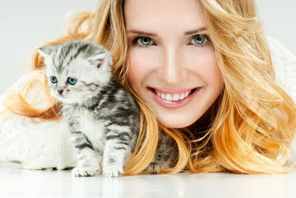 Vacker ung kvinna med kattunge — Stockfoto