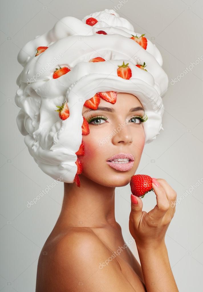 Девушка и десерт картинка