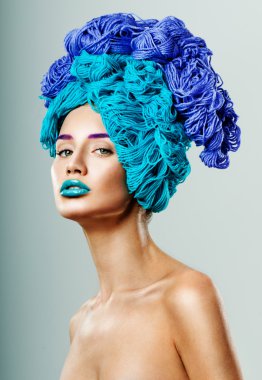 sıradışı saç modeli ile güzel kadın