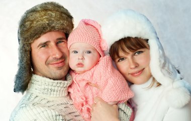 mutlu aile içinde bir sıcak kürk şapka