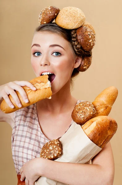 Vacker kvinna med färskt doftande bröd — Stockfoto