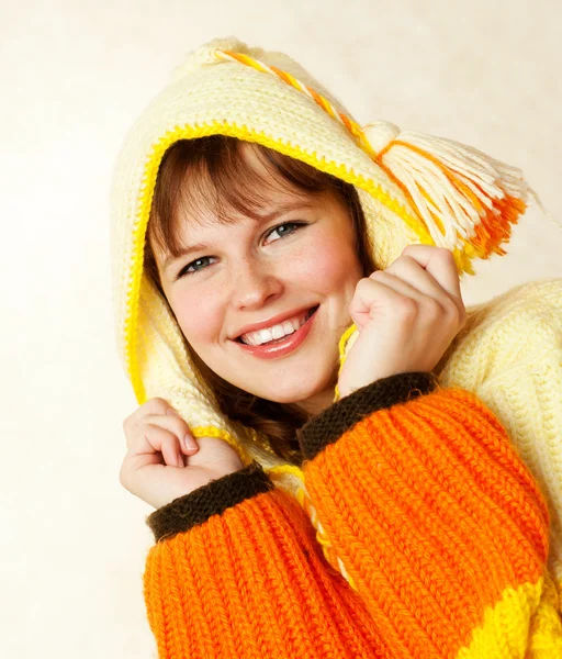 Gladlynt kvinna i varm hoodie — Stockfoto