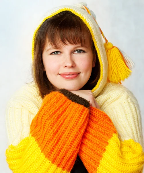 Χαρούμενα γυναίκα σε ζεστό φούτερ με κουκούλα — Φωτογραφία Αρχείου