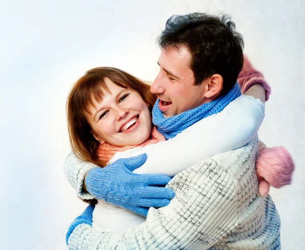 Счастливая пара в свитерах — стоковое фото