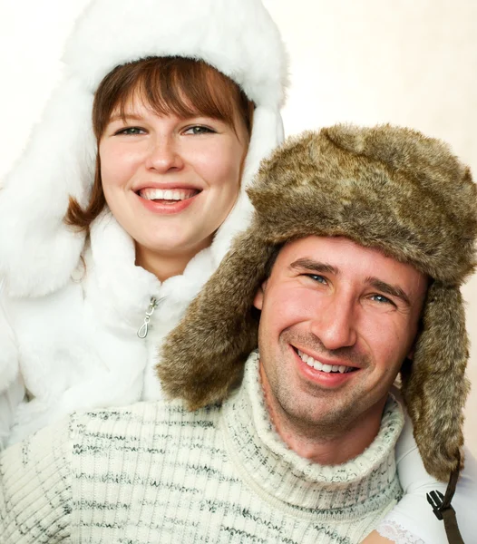Счастливая пара в теплых меховых шляпах — стоковое фото