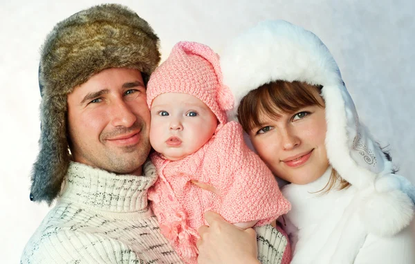 Счастливая семья в теплых меховых шапках — стоковое фото