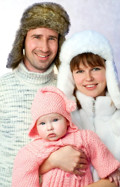 Szczęśliwą rodzinę w ciepłe futro kapelusze — Zdjęcie stockowe