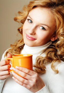 Bir fincan çayla güzel bir kız