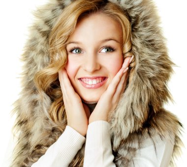 Kürk başlıklı güzel sarışın