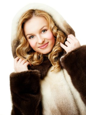 Kürk başlıklı güzel sarışın