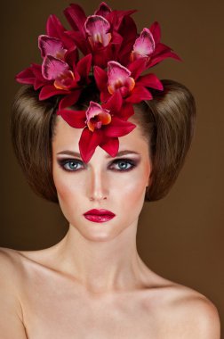 çiçeklerle çevrili kadının yüzüne