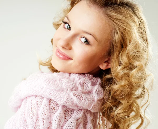 Веселая блондинка в розовом свитере — стоковое фото