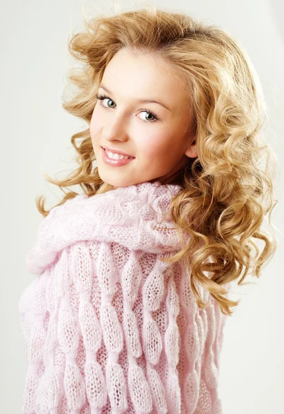 Fröhliche blonde Frau im rosafarbenen Pullover — Stockfoto