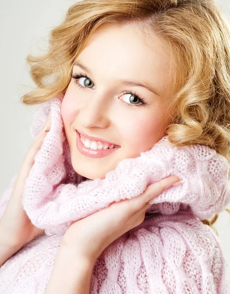 Fröhliche blonde Frau im rosafarbenen Pullover — Stockfoto