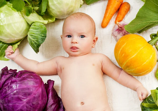 Lindo bebé con verduras —  Fotos de Stock