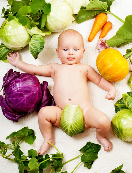 Lindo bebé con verduras —  Fotos de Stock