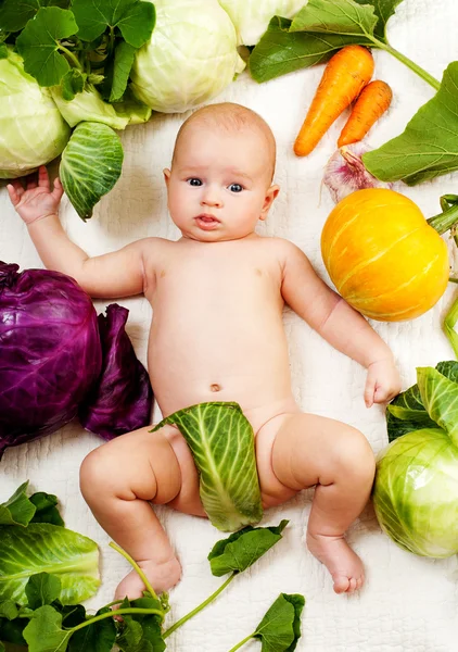 Милый ребенок с овощами — стоковое фото