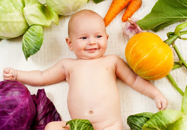 Aranyos baby zöldségekkel — Stock Fotó