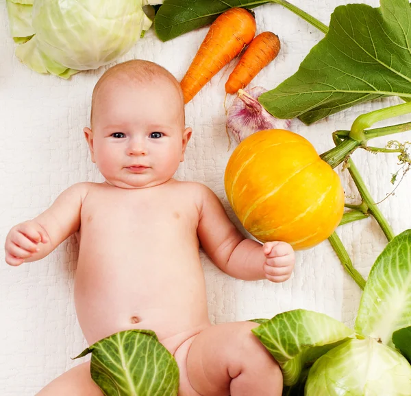 Bebê bonito com legumes — Fotografia de Stock