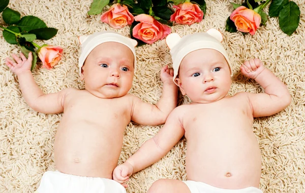 Zwei wunderschöne Babys — Stockfoto