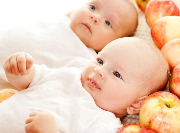 Dos hermosos bebés — Foto de Stock