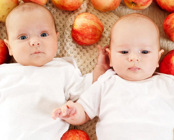 Doi bebeluși frumoși — Fotografie, imagine de stoc