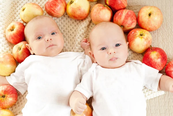 Dois belos bebês — Fotografia de Stock