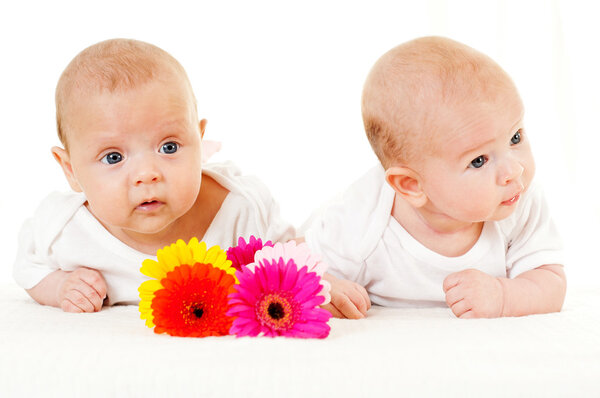 два красивых ребенка
