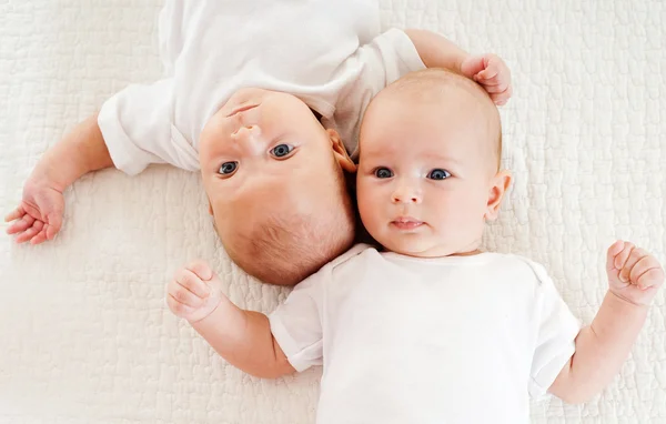 Dois belos bebês — Fotografia de Stock