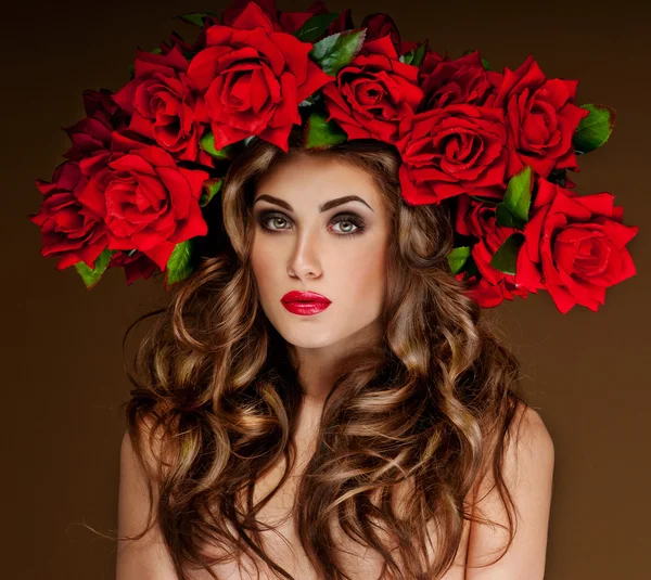 Piękna kobieta z czerwonymi różami — Zdjęcie stockowe