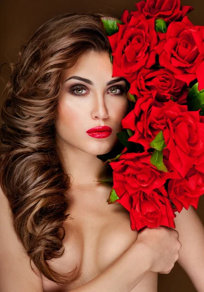 Gyönyörű nő vörös rózsákkal — Stock Fotó