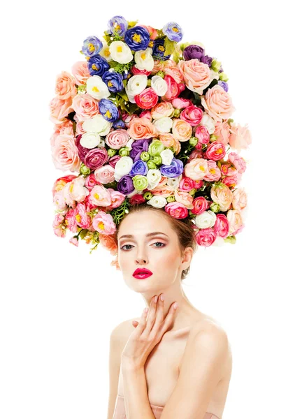 Çiçeklerle çevrili kadının yüzüne — Stok fotoğraf