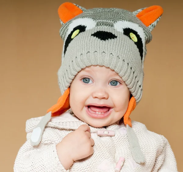 Bebê alegre no chapéu — Fotografia de Stock