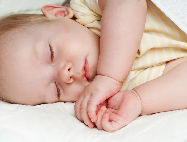 Baby slaap onder een deken — Stockfoto