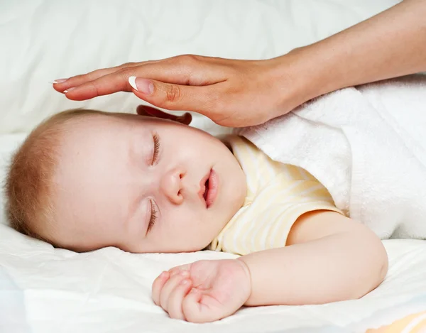 Baby sleep under en filt — Stockfoto