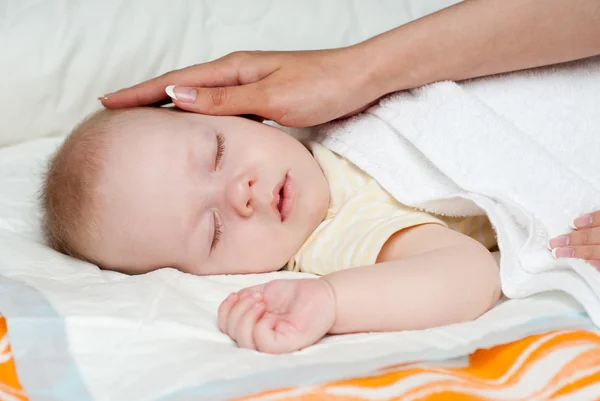 毛布の下で赤ちゃんの睡眠 — ストック写真