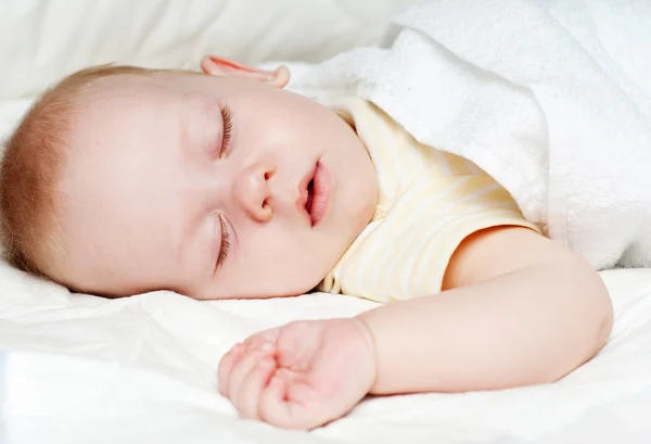 Ребенок спит под одеялом — стоковое фото