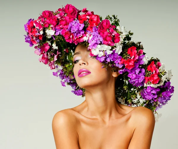 Magnífica mujer en un sombrero de flores —  Fotos de Stock