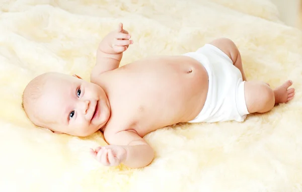 Bebé alegre en una cama —  Fotos de Stock