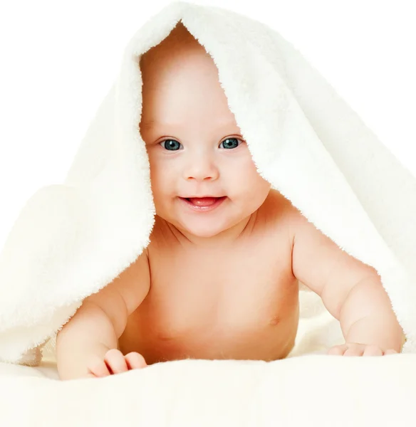 Belo bebê em uma toalha após o banho — Fotografia de Stock