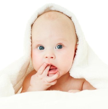 Güzel bebek banyo sonra bir havlu