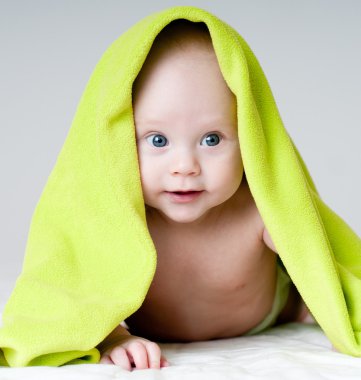 Güzel bebek banyo sonra bir havlu