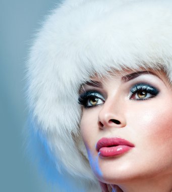 kadın beyaz kürk şapka