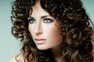 kıvırcık saçlı güzel esmer