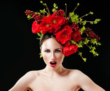 saçında çiçekler ile moda modeli