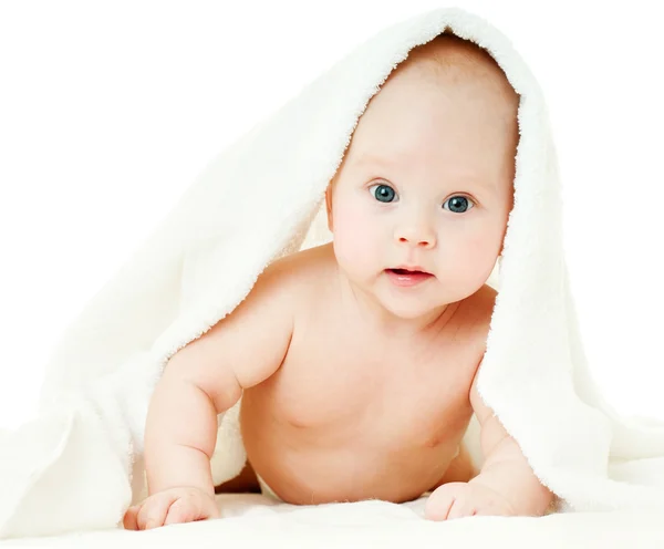 Beau bébé dans une serviette après la baignoire — Photo