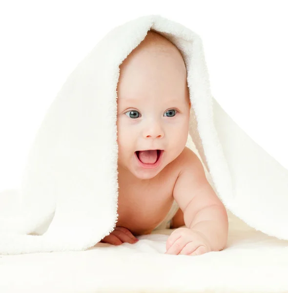 목욕 후 수건에 아름 다운 아기 — 스톡 사진