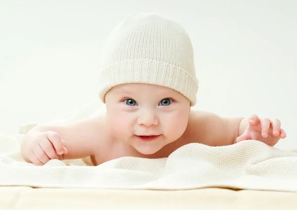 Fröhliches Baby auf einem Bett — Stockfoto